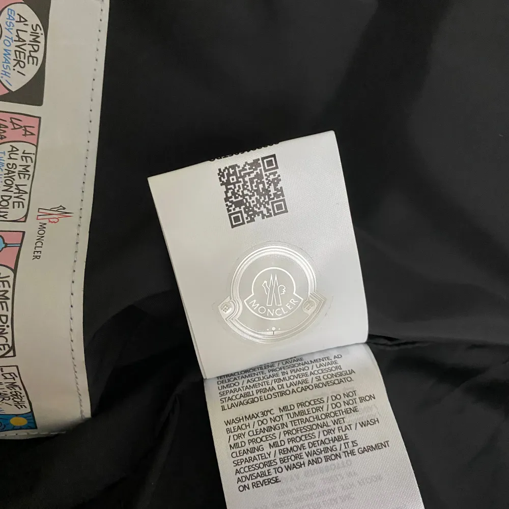 Svart pufferjacka, moncler maya, storlek L/M, skriv gärna om mer frågor eller bilder.. Takit.