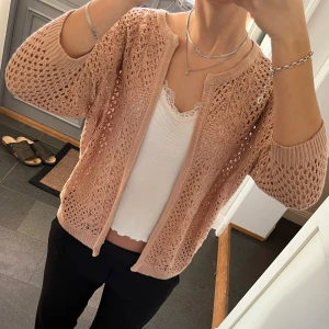 Rosa stickad kofta  - Rosa/beige trekvartsärmad stickad kofta från Vero Moda i storlek M. Fint skick. Använd gärna köp nu!