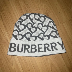 Burberry mössa - Vit burberry mössa, oanvänd 