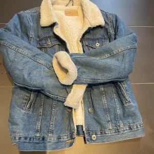 Teddy/jeansjacka vinter - Jättecool och fin vinterjacka med jeans på utsidan och teddymaterial på insidan. Säljer då den inte kommer till användning så mycket då den inte riktigt är min smak. Passar xs-M