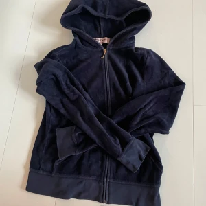 Mörkblå tröja Juicy Couture - Säljer min mörkblåa juicy tröja i en äldre modell. Använd många gånger men i väldigt fint skick ändå! Det står M men jag skulle säga att den passar XS väldigt bra. Nypris 1300.