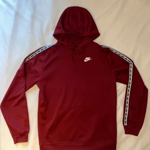 Nike Hoodie, Size S - Nike Hoodie – Burgundy, Size S A stylish and comfortable hoodie from Nike in burgundy. Barely used, so it's in really great condition! Size: S Color: Burgundy/ vinröd/ Burgundowa Condition: Very good, barely used Brand: Nike – quality and style in one. Why you'll like it: * Perfect for both workouts and relaxation. * Awesome burgundy color that really stands out. * Super comfortable and easy to match with anything. Feel free to ask if you want more pictures or details!  Vinröd Nike Hoodie Burgun