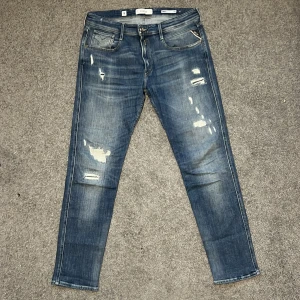 Replay Anbass Jeans ”Aged 10 Years” - Tja säljer nu dessa snygga Replay Jeans i storlek W34 i den sällsynta modellen Anbass ”Aged 10 Years” för endast 799kr! Pris är ej hugget i sten, hör av er i dm vid funderingar! 🙌
