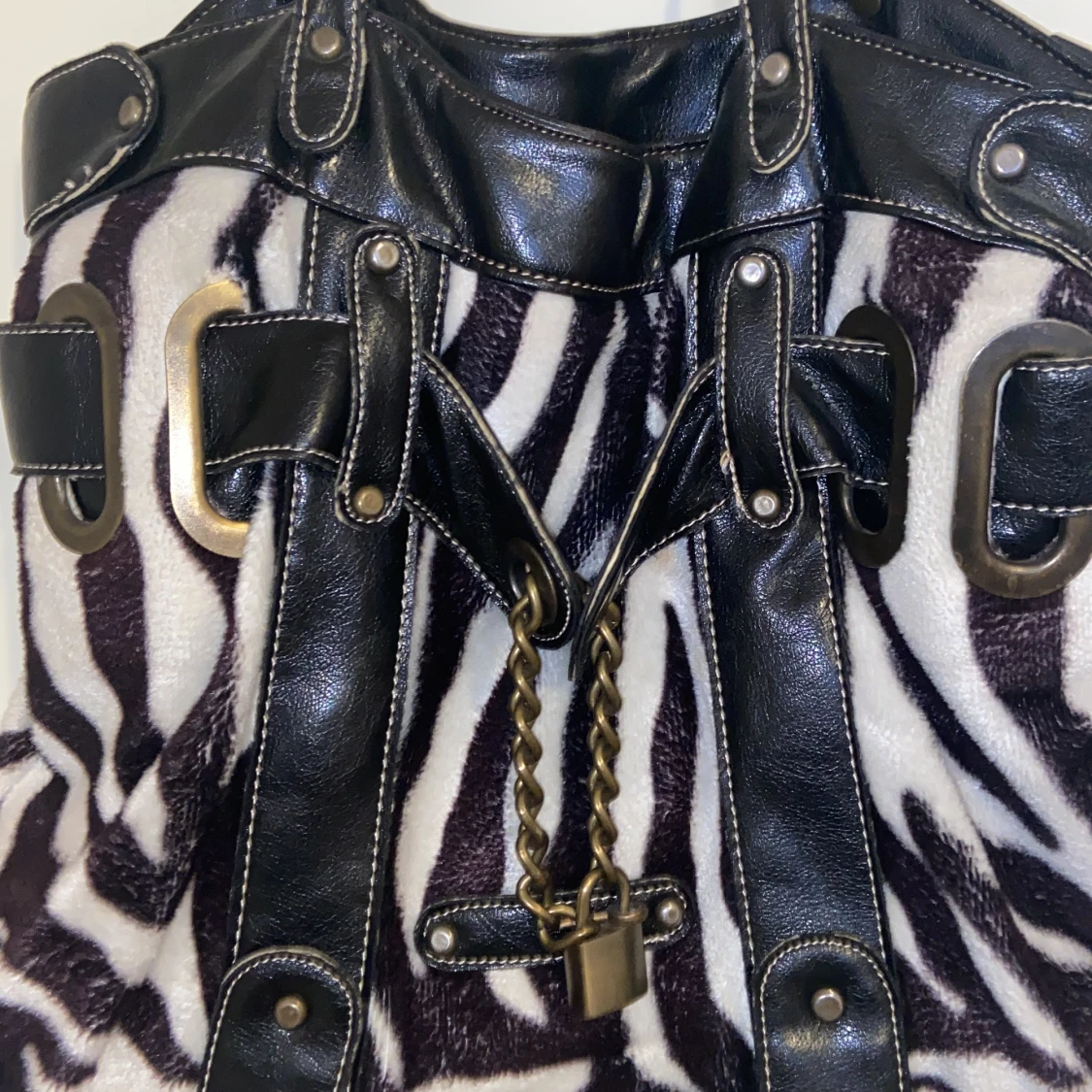 Zebramönstrad axelväska med kedjedetalj - 1