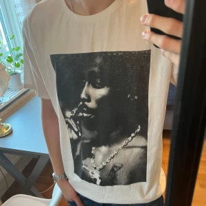 T-shirt - Fräsch T-shirt med 2pac tryck. Riktigt bra skick, storlek L. Pris går att diskutera. 