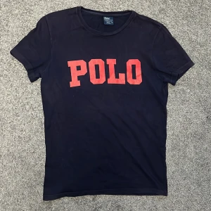 Polo T-shirt  - Tja säljer nu denna polo T-shirt med college tryck i storlek S för endast 249kr! Pris är ej hugget i sten, hör av er i dm vid funderingar! 🙌