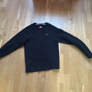 Svart tröja från Nike  - Svart tröja från Nike, helt nytt skick använt bara 2-3 gånger.