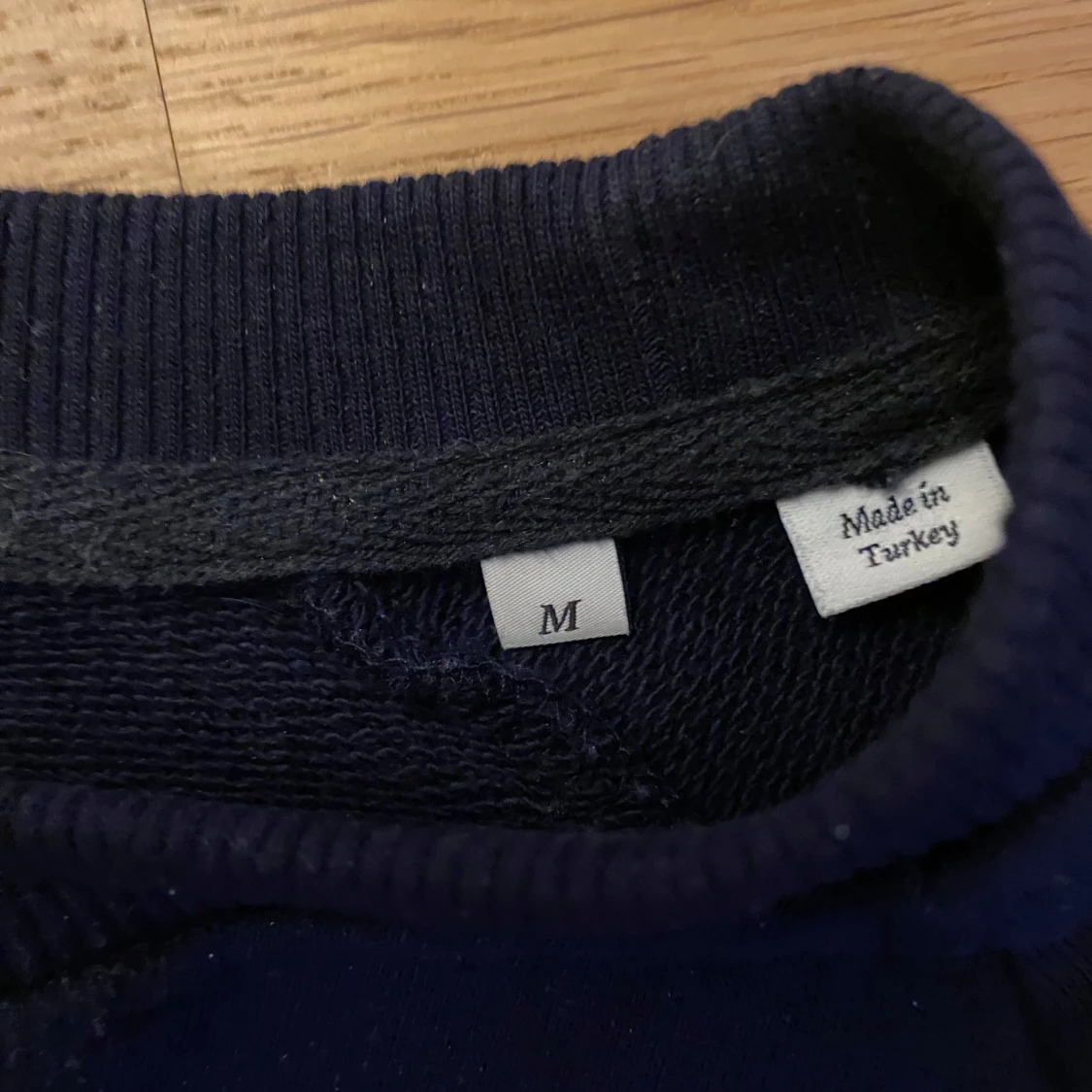 Mörkblå sweatshirt med broderad detalj - 3