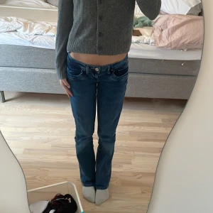 INTRESSEKOL Blå jeans LTB jeans valerie - Snygga blå jeans från LTB med låg midja och bootcut-stil.  Använd fåtal gånger då jag köpte fel storlek 💛