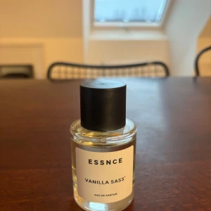 ESSNCE Vanilla Sass  - Väldigt sparsamt använd. Inte min typ av doft tyvärr men den doftar väldigt gott. Öppnar friskt men lägger sig på mig som en myskig vanilj 🍦 