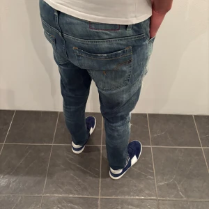 Dondup Jeans George  - Dondup Jeans George! Trendigaste jeansen på marknaden.  Skick= 9,5/10  Ny pris= 4000 kr Säljs för= 899 kr (modellen är destroyd från fabrik vilket är väldigt populärt)