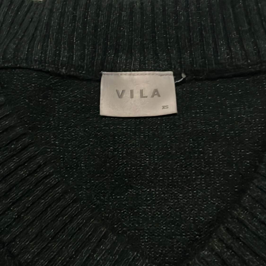 Vringad mörkgrön stickad tröja  - 2