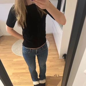 Svart kortärmad topp - Skön svart finstickad T-shirt! Säljer då ja inte får användning för den! Passar Xs-M skulle ja säga❤️