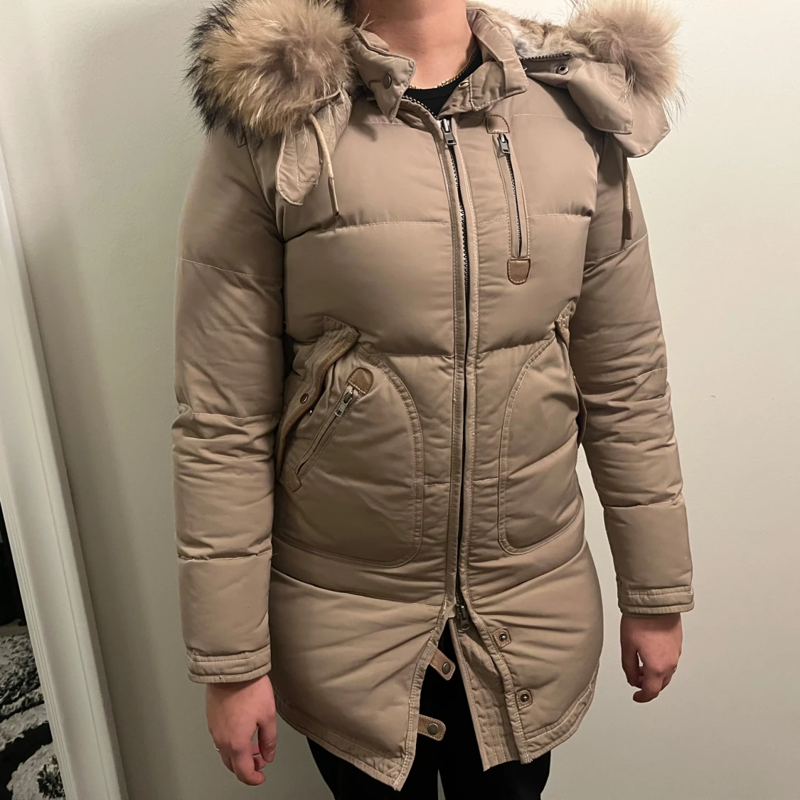 Beige dunjacka från Cedrico