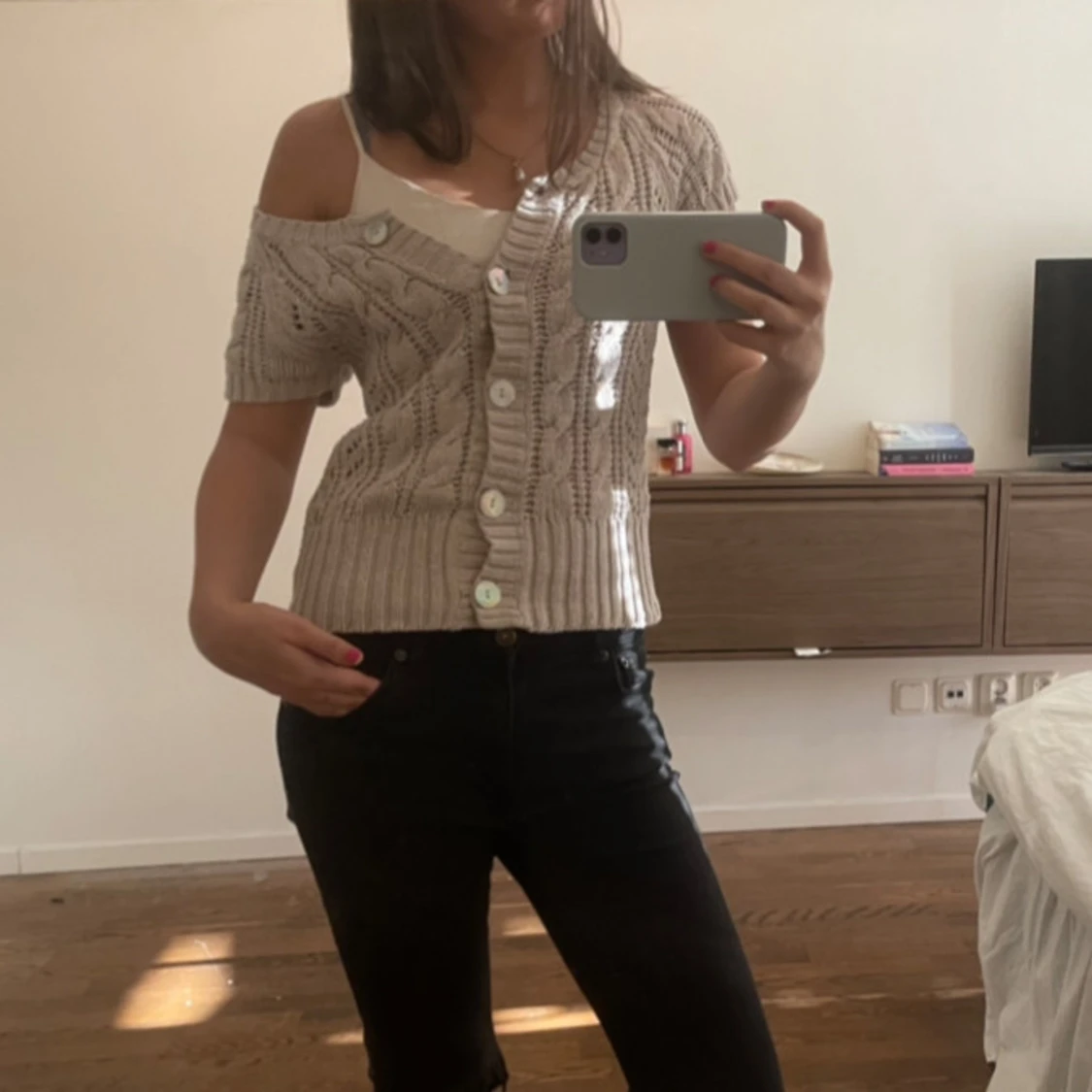 Beige stickad kofta med knappar - 3