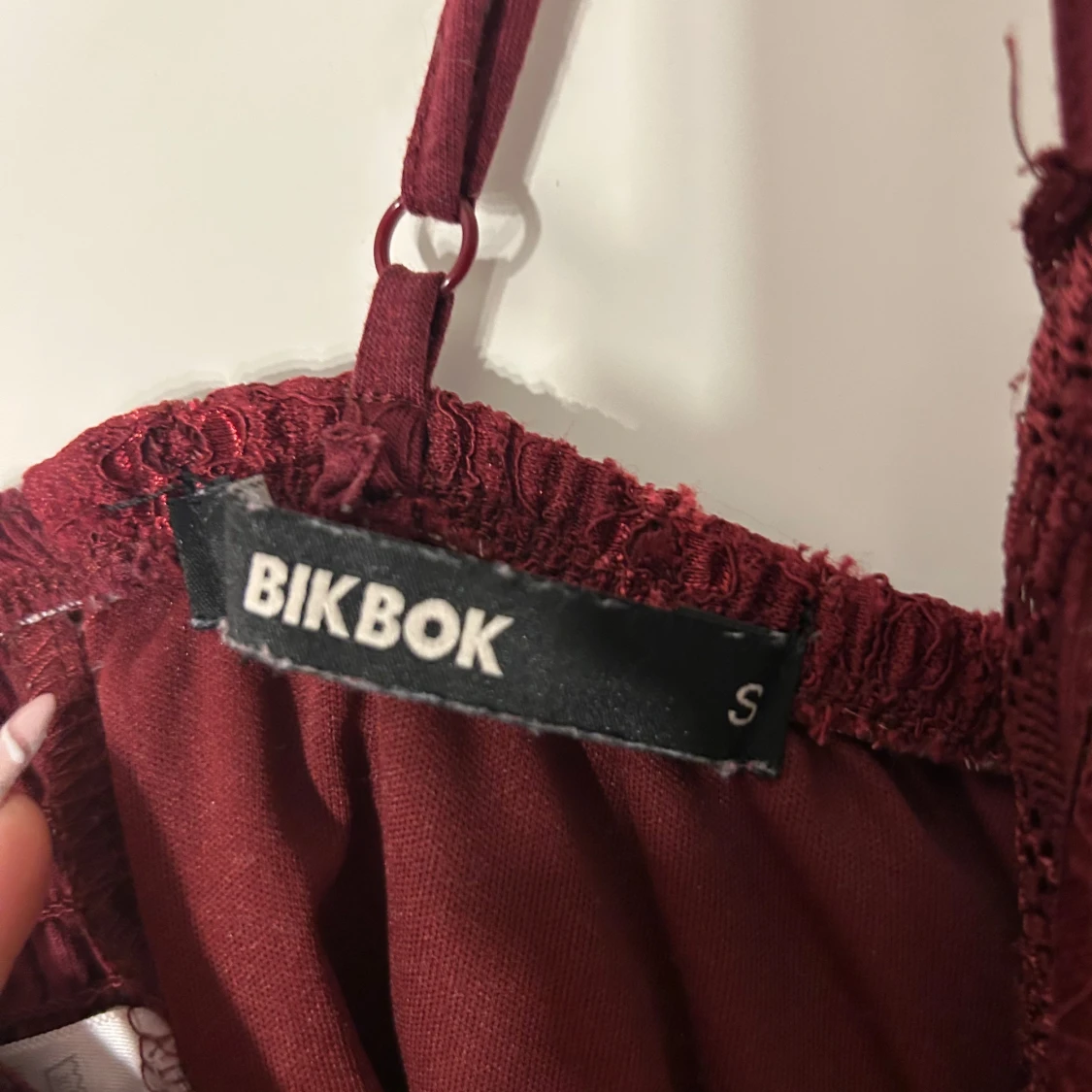 Vinröd spetslinne från BikBok - 2