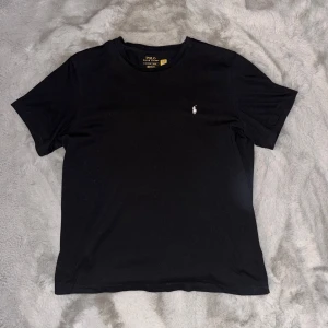 Polo Ralph Lauren Liquid Cotton Crew Neck - Svart T-shirt från Ralph lauren. Gott skick inte använd mycket. Storlek: S