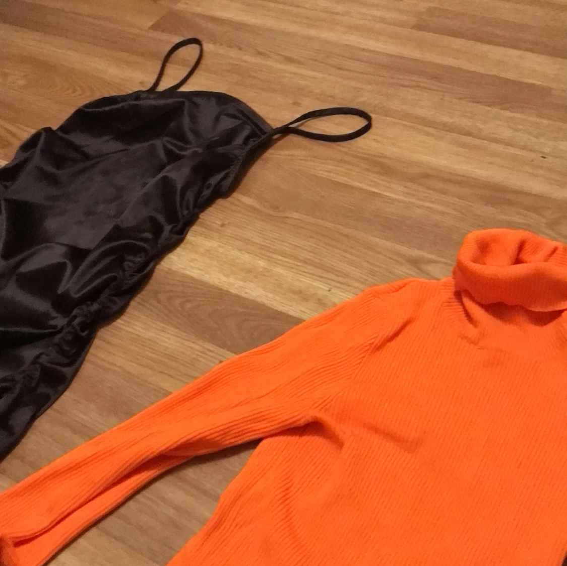 Svart satin klänning med smala axelband - 1