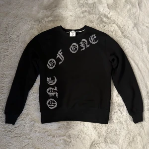 One Of One Black OG Sweatshirt - One Of One Sweatshirt rhinestone. Tyvärr lossnat en del pärlor efter jag tvättade den sist men är fortfarande tryck under, därav priset. använd ett fåtal gånger. Storlek: S