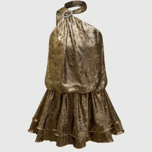 Glittrig guldklänning med volang (shorts under) - Snygg glittrig guldklänning med en unik oneshoulder-design och en dekorativ spänne. Helt ny och bra skick ❤️