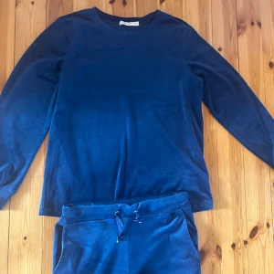 Blå långärmad tröja och byxor - Säljer detta loungewear set. Använd fåtal gånger. Inga defekter. Nypris 600kr. 
