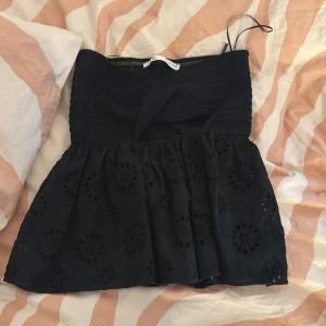 Svart klänning från Zara - Säljer en söt svart klänning från Zara med smockad överdel och broderade detaljer på kjolen. Perfekt för sommarens alla tillfällen. 💫