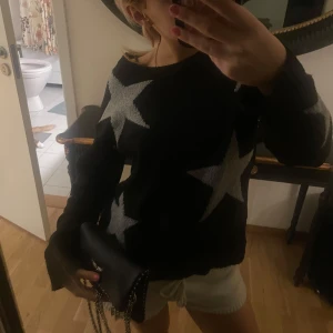 Svart tröja med stjärnor - Snygg svart tröja med stora grå stjärnor, i 10/10 skick! 💞