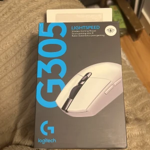 Logitech G305 Lightspeed trådlös gamingmus - Säljer en Logitech G305 Lightspeed trådlös gamingmus i vit färg. Den är designad för gaming med hög prestanda och snabb respons. Perfekt för den som vill ha en pålitlig och stilren mus för spel. Oöppnad och nypris på 750 kr