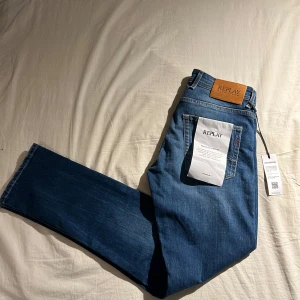 Blå jeans från Replay - Snygga blå jeans från Replay med klassisk femficksdesign och en bekväm passform. Helt nya med kvitto och har aldrig testat dom. 
