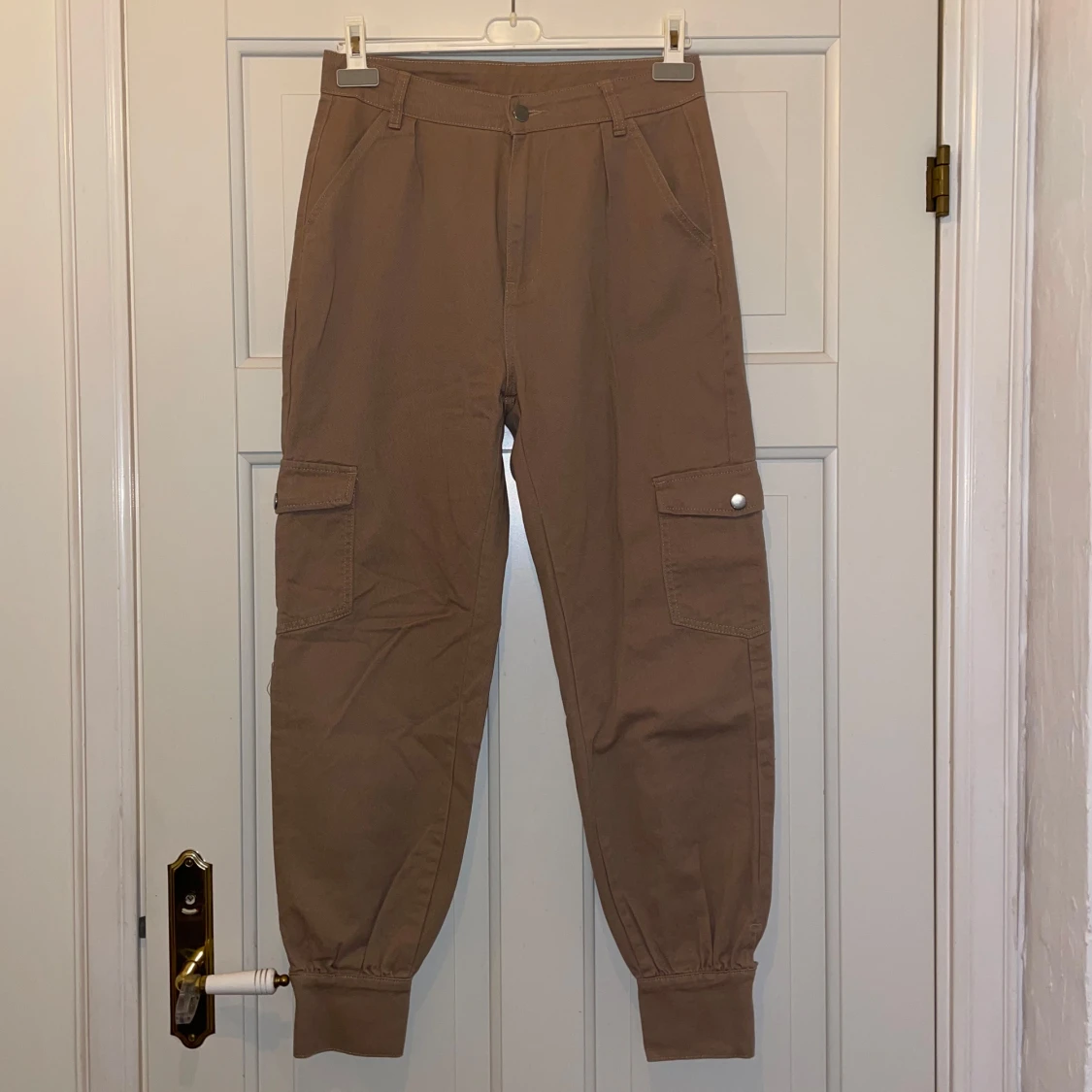 Beige cargopants med fickor