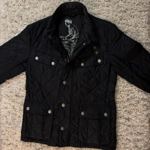 Barbour jacka - Säljer nu en Barbour jacka nästan helt ny knappt använd. Så skicket är 10/10. Ny pris är 3000kr. Kontakta gärna om du har några frågor och pris kan diskuteras!