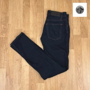 Mörkblå jeans från Tiger of Sweden - Snygga mörkblå jeans från Tiger of Sweden med klassisk femficksdesign. De har en knappgylf och är tillverkade i ett slitstarkt denimtyg. Perfekta för en stilren look. Relativt nya i storlek 30/32 ”