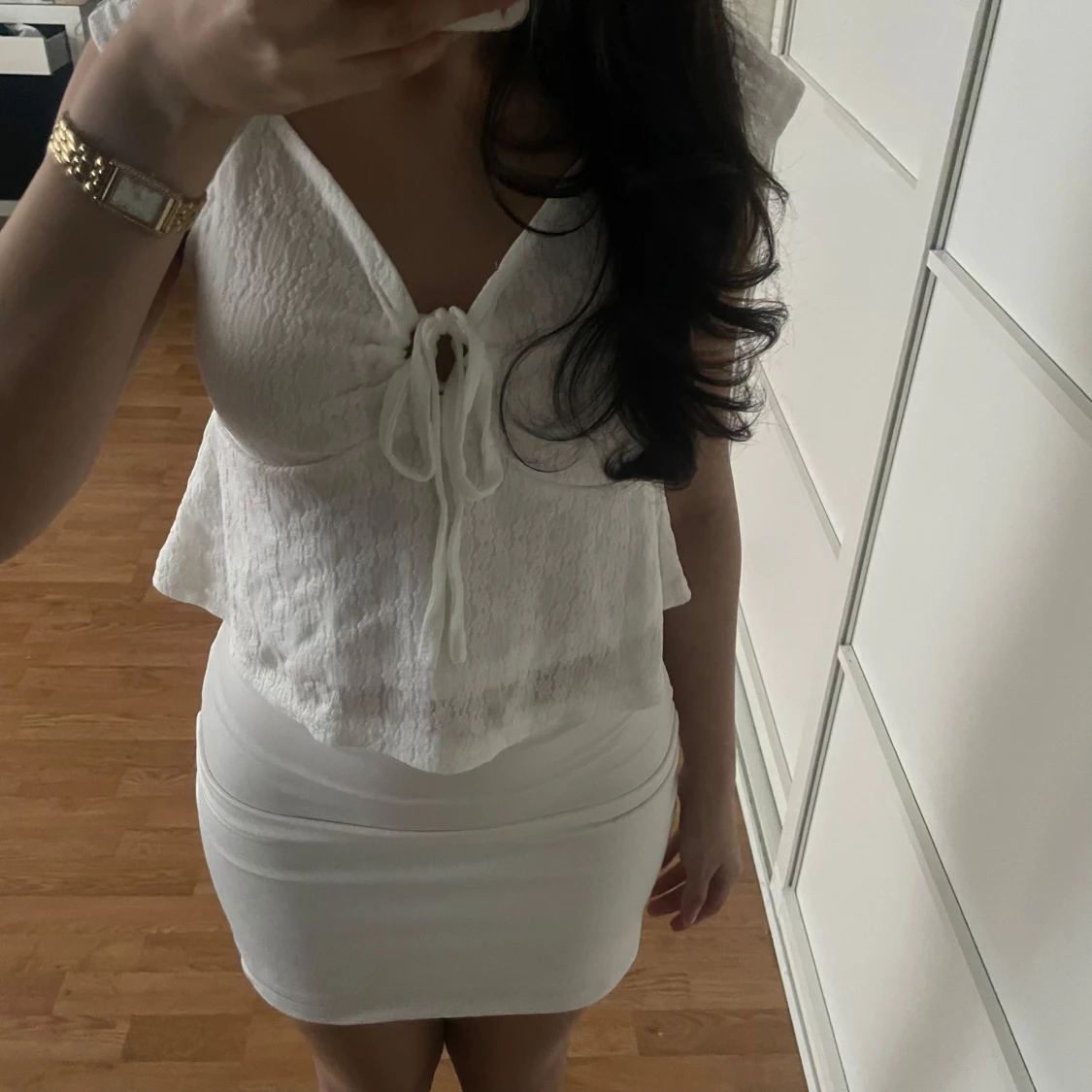 Vit blus med knytning