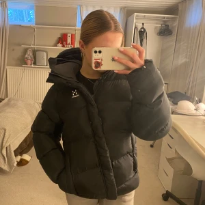 Svart pufferjacka från Haglöfs - Säljer min haglöfs jacka. Nypris ca 2000kr, bra skick bara att det gått ett litet hål i ena fickan💗jätte bra kvalitet och varm