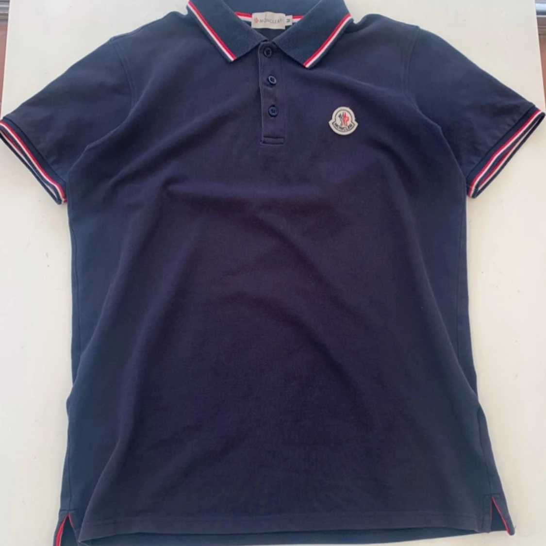 Mörkblå pikétröja från Moncler