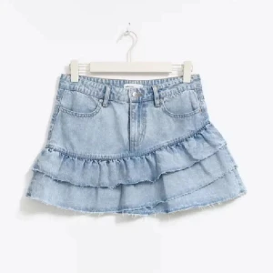 Jeanskjol  - Säljer denna as snygga jeanskjolar ifrån Gina Tricot. Kjolen är i storlek 38 💕