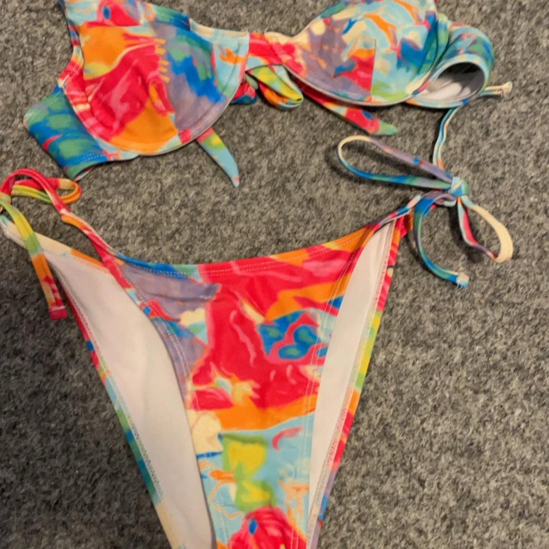 Färgglad bikini med knytband