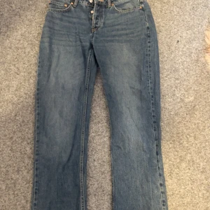 Blå jeansbyxor från 157 - Snygga blå jeansbyxor från 157 i storlek M. De har en klassisk design med fem fickor och knappgylf. Perfekta för en avslappnad stil.