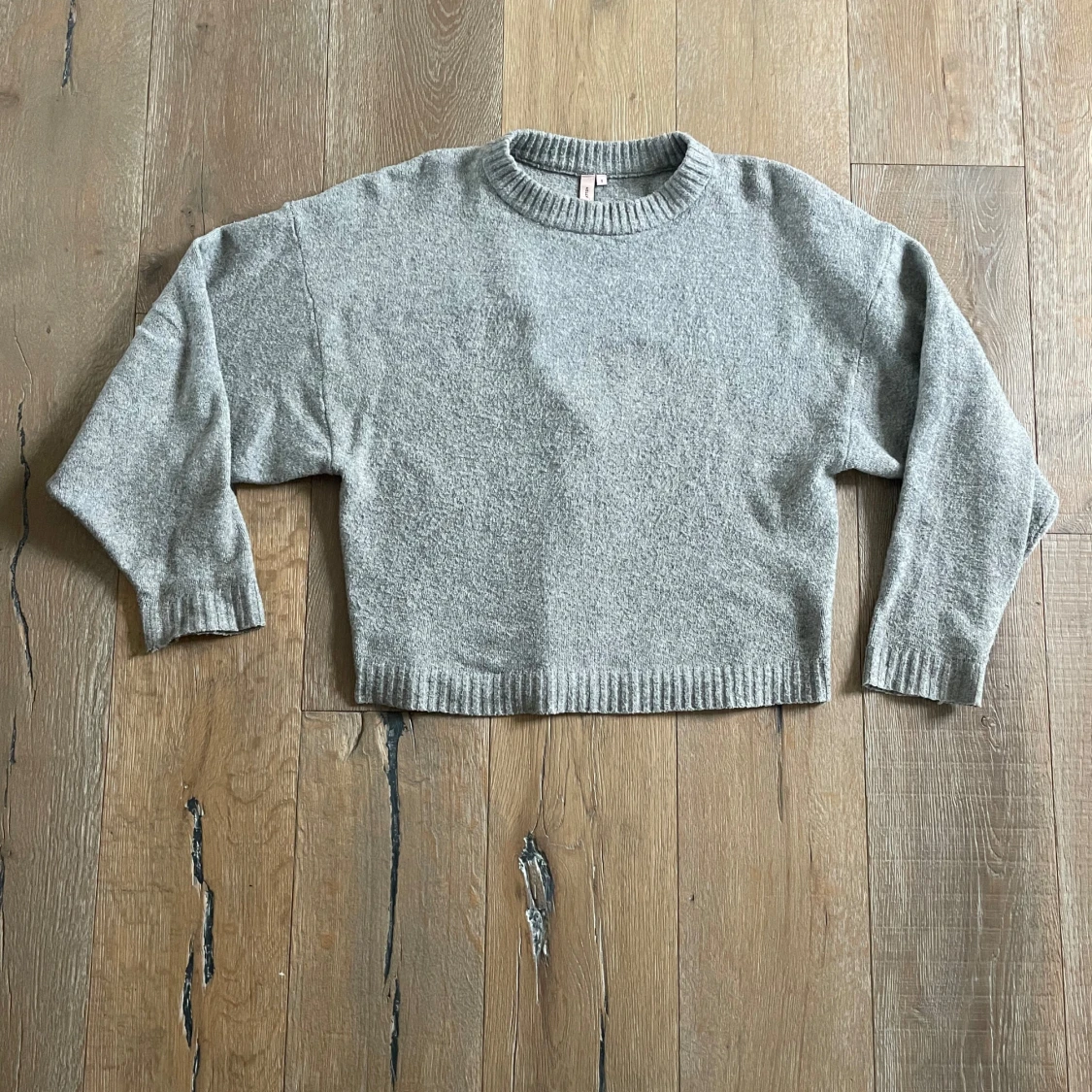 Grå stickad tröja