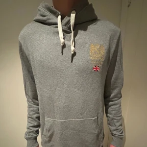 Morris hoodie  - Säljer nu min Morris hoodie i bra skick, snörena är dock inte i tröjan i nutid men kan skickas med eller sättas i tröjan igen om de önskas. Skriv gärna för fler frågor