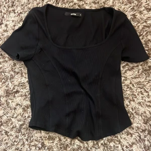 Svart t-shirt med korsett stil - Svart t-shirt med korsett stil, bra kvalite och är snygg