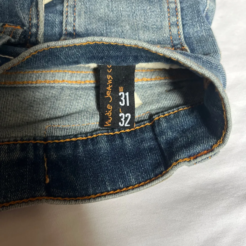 Riktigt snygga och trendiga Nudie Jeans i toppskick 9/10. Riktigt härlig blå färg perfekt till våren. Passar slimfit. Nypris: 1600. Svår storlek att få tag på (31,32). Priset ej hugget i sten vid smidig affär, passa på. Bara att höra av sig vid frågor// Carl . Farkut & Housut.