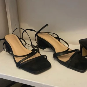 Svarta skor med klack / klackskor  - Snygga svarta  klackar och smala remmar. Perfekta för en stilren look till exempelvis balen. De har en fyrkantig tå och en bekväm klackhöjd.