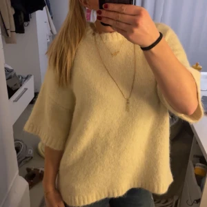 Trenig stickad Tshirt - Skit snygg stickad tshirt från NAKD i nyskick🥰färgen är mer krämvit än på bilden