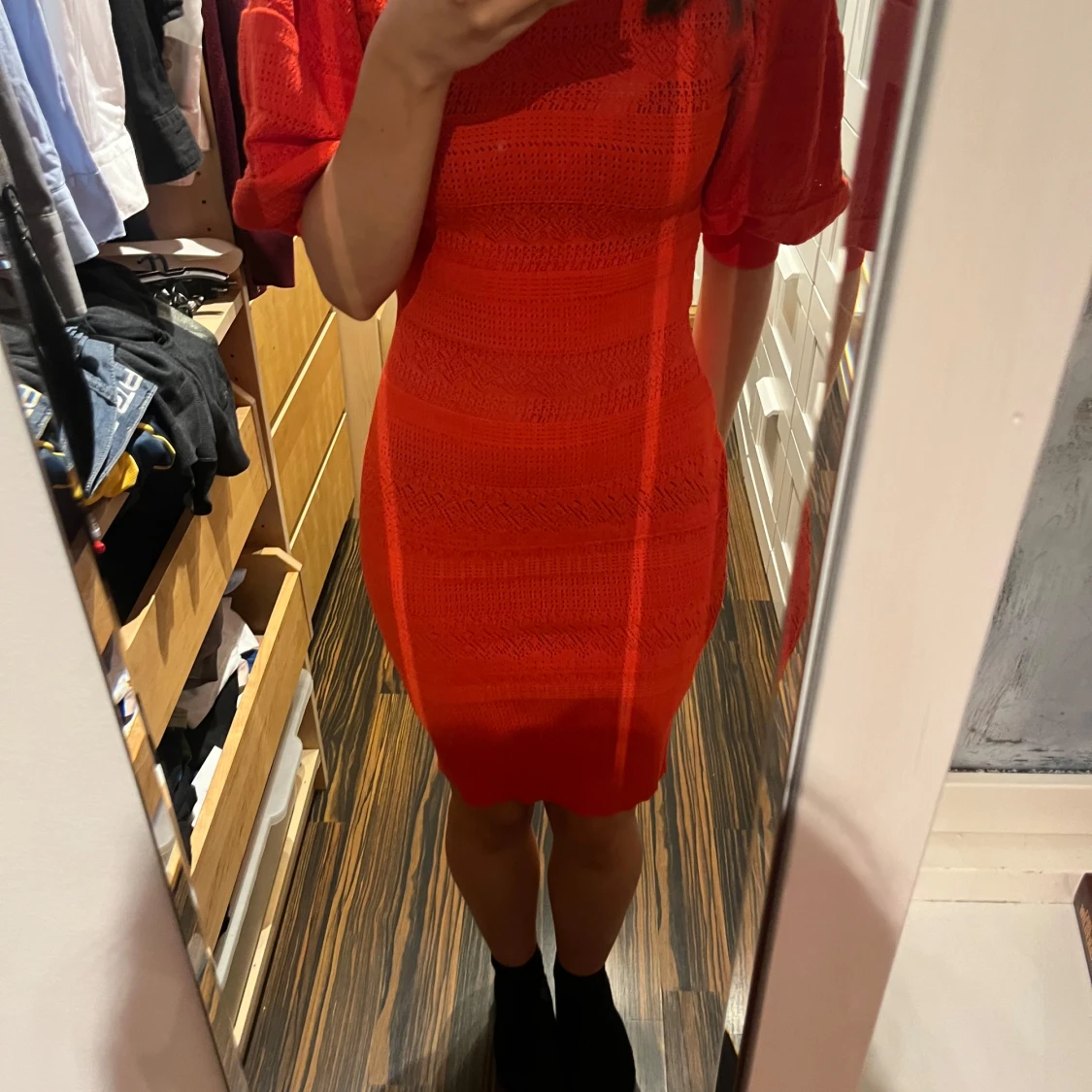Röd stickad klänning - 3
