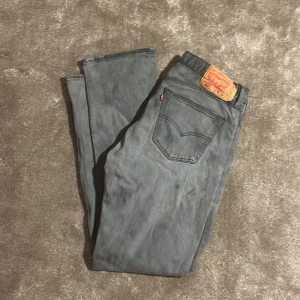 Grå Levis 501 jeans - Säljer ett par klassiska grå Levis 501 jeans. De har en rak passform och en unik wash. Passar alla mellan 180-195 beroende på önskad passform. Nypris - 1099kr. Vårt pris - 299kr. 