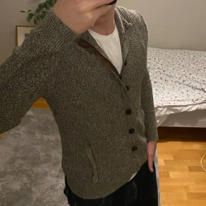 Massimo Dutti Cardigan - Säljer denna svinschyssta cardigan i premiumbomull från Massimo Dutti! Riktigt skönt material och perfekt nu till våren, bra skick. Storlek M passar M-S! Skriv om du har några frågor eller prisförslag👍