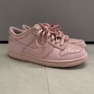 Rosa Nike Dunk sneakers - Rosa dunks, nästan aldrig använda, ligger runt 2000