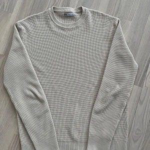 Beige Zara tröja - Säljer en stilren beige tröja från Zara, topp kvalité helt ny. Pris kan diskuteras👌