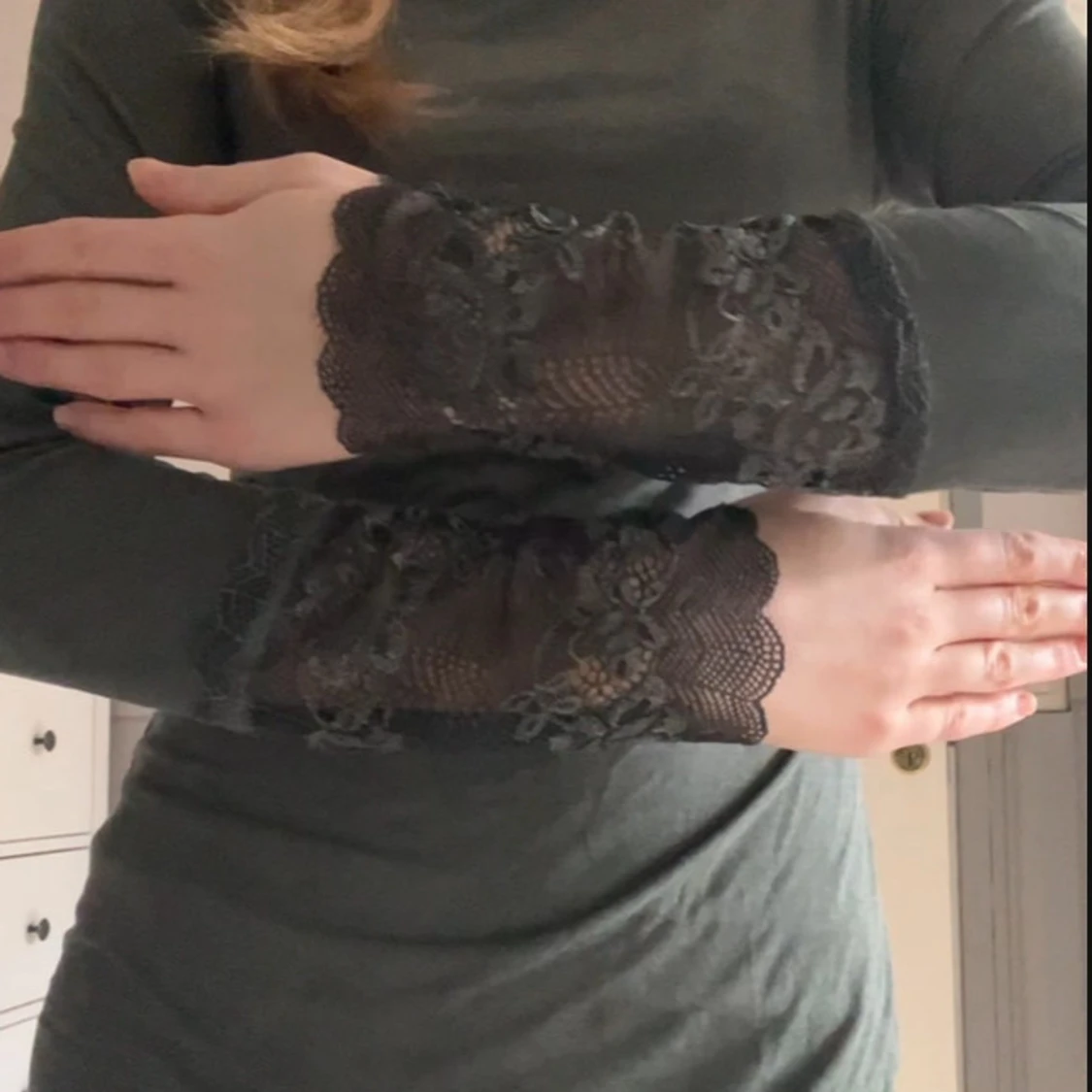 Grön långärmad topp med spetsdetaljer